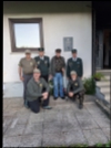 Veterani, takratni pripadniki enote za zveze pred spominskim obeležjem