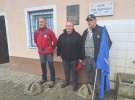 Hranitelji orožja pred stavbo NK Dob