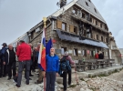 Praporščak Tone Perhaj pred domom na Kredarici 