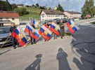 Ponosni praporščaki z zastavami svojih združenj
