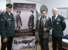 Avtor razstave Janez Mihelič s kolegi veterani OZVVS Ribnica 