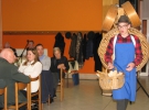 Ribniški krošnjar je v kulturnem programu zapel pesem Ribnčan Urban ob spremljavi zborčka 