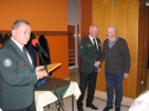 Janez Gregorič, predsednik PO ZVVS Ljubljana okolica, predaja zbornik Dolg domovini častnemu predsedniku Petru Levstiku