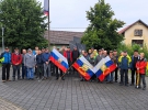 Pohodniki pred spomenikom slovenske osamosvojitve v Parku osamosvojitve